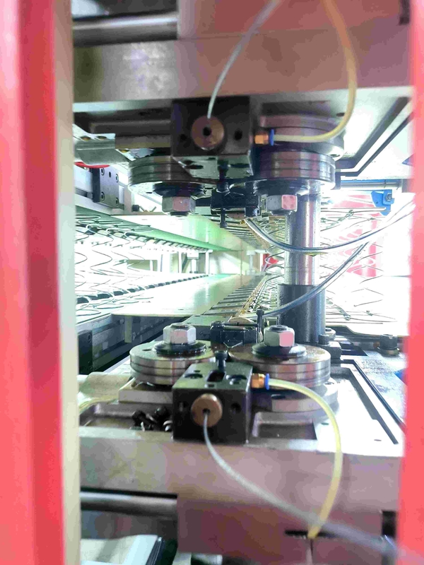1.9-2.4mm Max 2000mm nệm mùa xuân giường máy làm lõi với 90-100 mùa xuân / phút Capacity